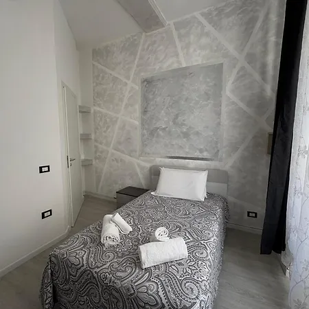Modern Giovanni Dalle Bande Nere Apartment *